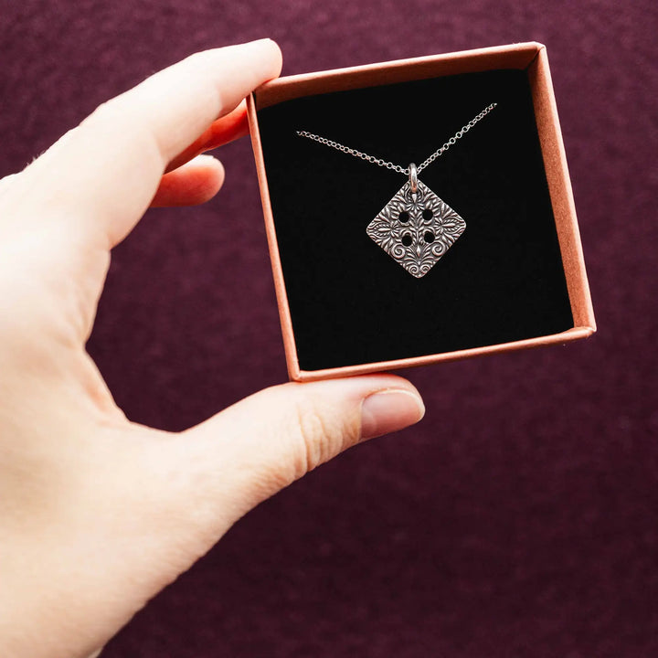 Freundschaftskette und Mutter-Tochter-Kette aus Silber 925 mit eckigem Knopf Anhänger, floral verziert. Die Knopf Kette steht für Zusammenhalt.