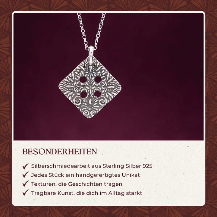 Freundschaftskette und Mutter-Tochter-Kette aus Silber 925 mit eckigem Knopf Anhänger, floral verziert. Die Knopf Kette steht für Zusammenhalt.