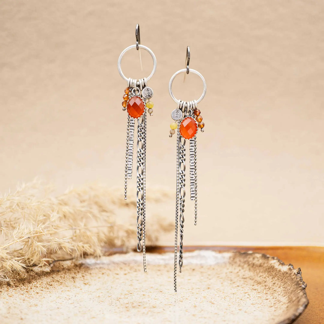 Lange Ohrringe aus Silber 925 mit feinen Ketten, Fransen und Karneol. Handgefertigte Statement Ohrringe mit beweglicher Form.