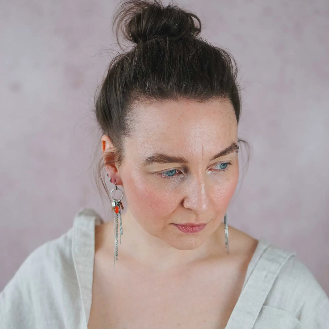 Getragene lange Ohrringe aus Silber 925 mit Ketten und Karneol. Beweglicher, ausdrucksstarker Look.