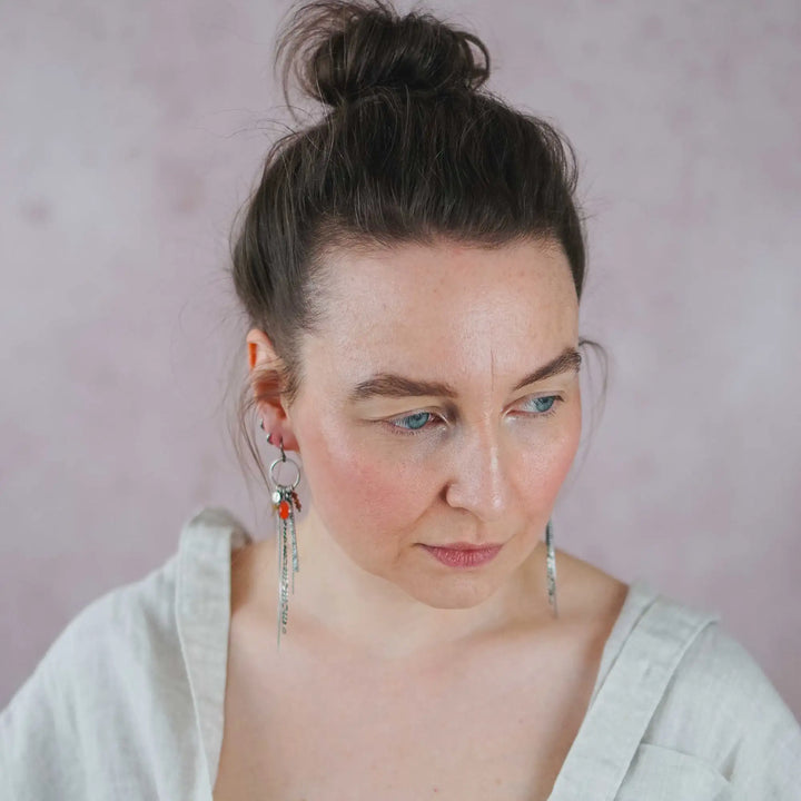 Getragene lange Ohrringe aus Silber 925 mit Ketten und Karneol. Beweglicher, ausdrucksstarker Look.