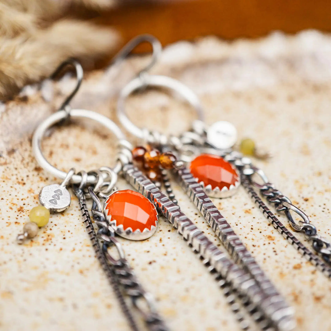 Detailansicht langer Kettenohrringe aus Silber 925 mit Karneol. Filigrane Ketten und organische Oberfläche.