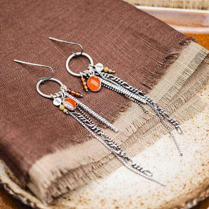 Seitenansicht langer Kettenohrringe aus Silber 925 mit Karneol. Schlanke, hängende Silhouette.