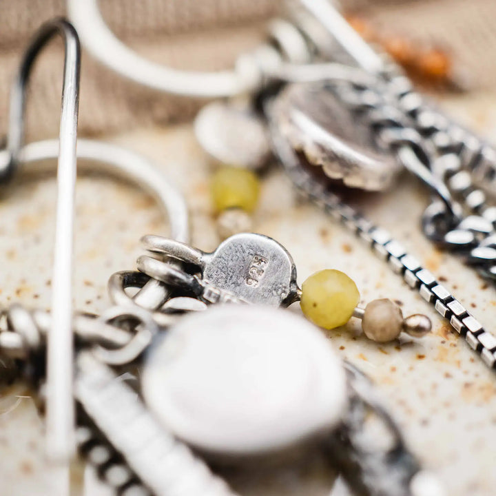 Detailansicht langer Ohrringe mit Ketten aus Silber 925 mit Karneol. Filigrane Ketten und organische Oberfläche.