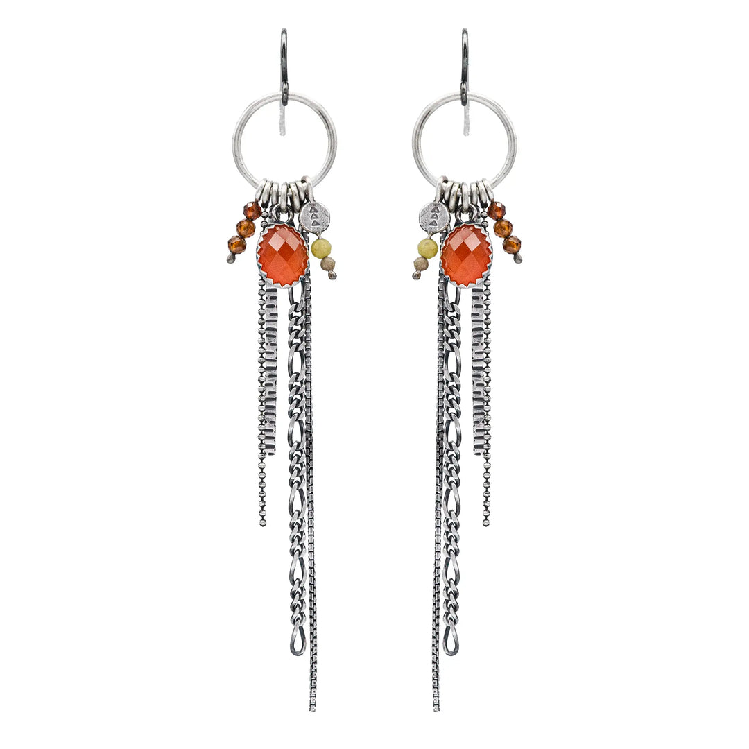 Lange Ohrringe aus Silber mit Quasten und Fransen aus Ketten. Die Ohrhänger tragen mehrere Edelstein Charms, unter anderem einen roten, facettierten Karneol.