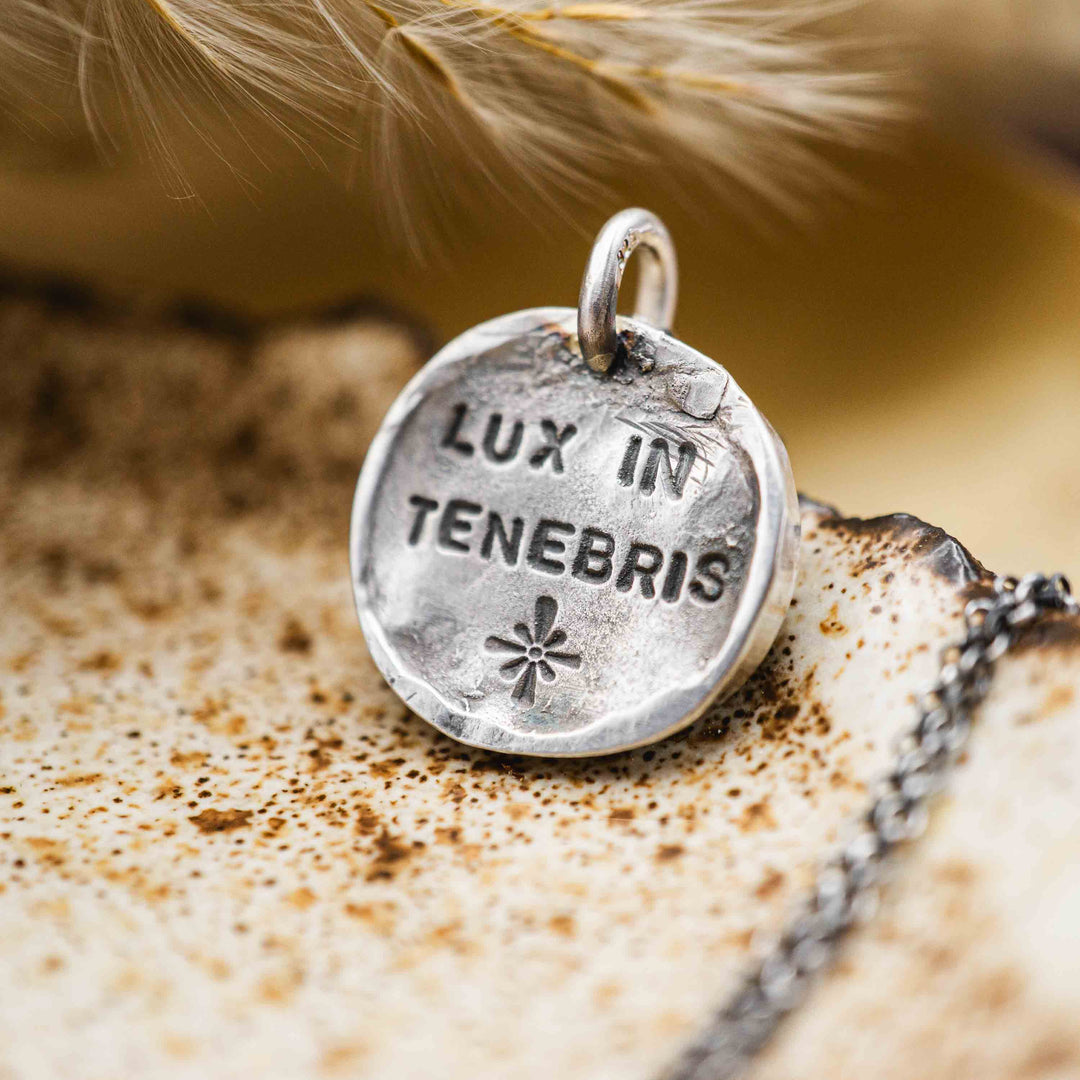 Handgefertigte Mond-Kette aus Sterling Silber 925 mit Gravur „Lux in Tenebris“ und strukturierter Mondrückseite auf hellem Untergrund.
