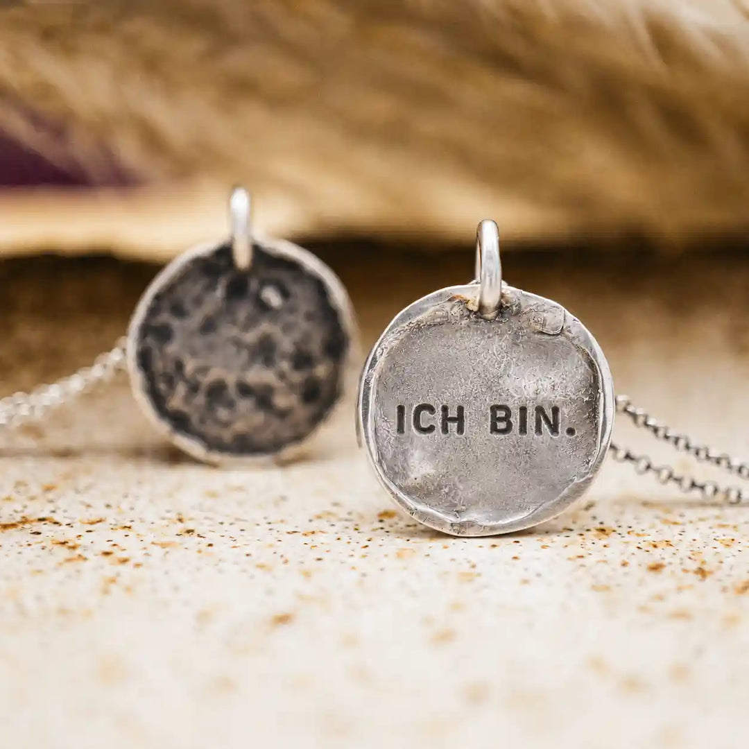 Kleine Mond-Kette aus Sterling Silber 925 mit handgeprägter Gravur „ICH BIN.“ und rustikaler Oberfläche.