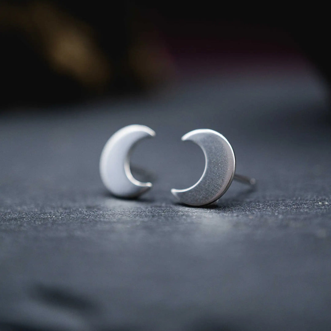 Mond Ohrstecker aus Silber 925. Die kleinen Ohrstecker aus Silber sind minimalistische, handmade Halbmond Ohrringe aus Sterling Silber für Damen.
