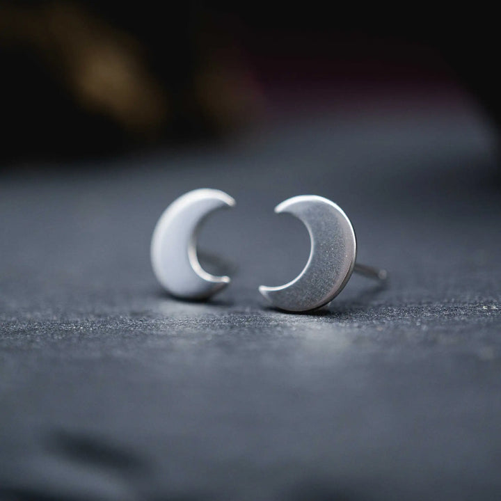 Mond Ohrstecker aus Silber 925. Die kleinen Ohrstecker aus Silber sind minimalistische, handmade Halbmond Ohrringe aus Sterling Silber für Damen.