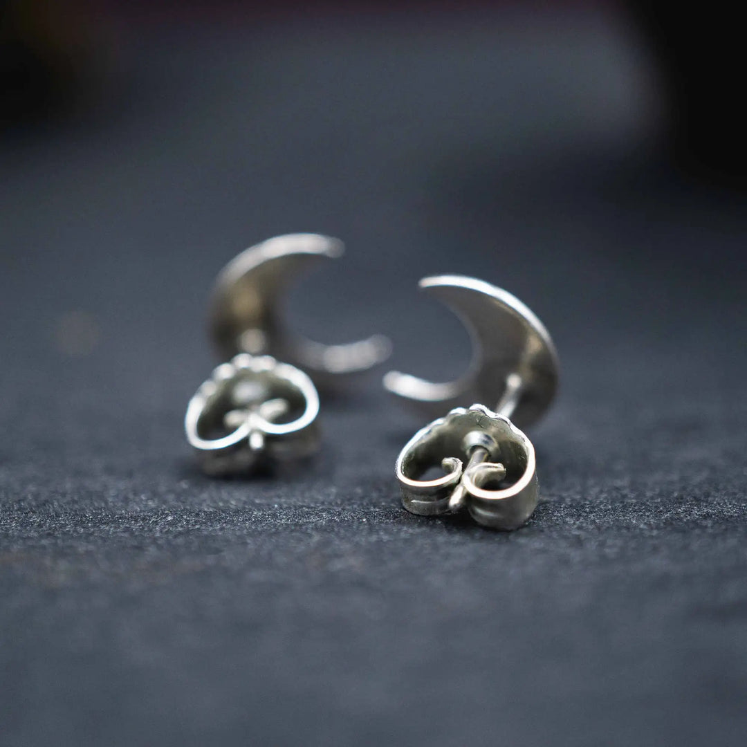 Mond Ohrstecker aus Silber 925. Die kleinen Ohrstecker aus Silber sind minimalistische, matte, handmade Halbmond Ohrringe aus Sterling Silber für Damen.