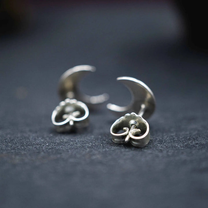 Mond Ohrstecker aus Silber 925. Die kleinen Ohrstecker aus Silber sind minimalistische, matte, handmade Halbmond Ohrringe aus Sterling Silber für Damen.