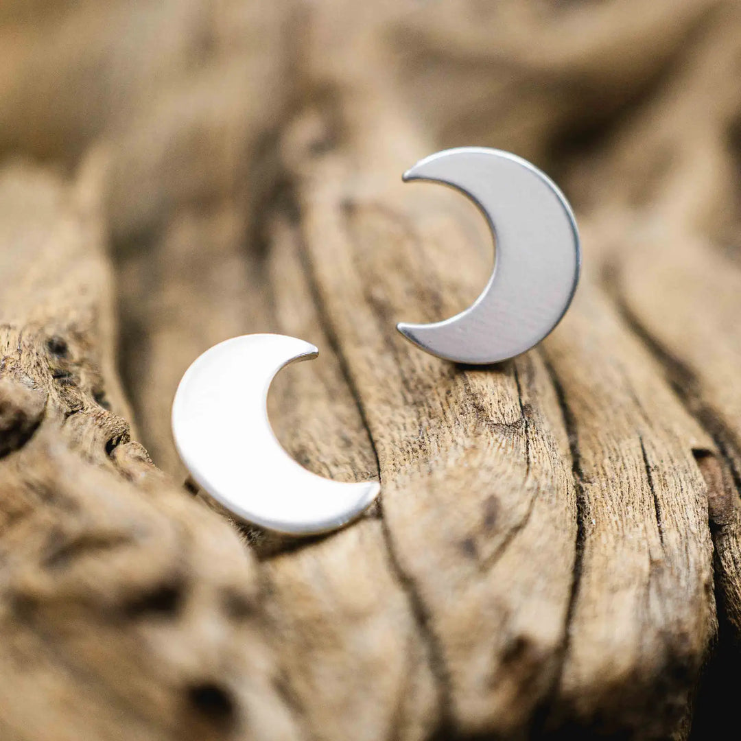 Mond Ohrstecker aus Silber 925. Die kleinen Ohrstecker aus Silber sind minimalistische, matte, handmade Halbmond Ohrringe aus Sterling Silber für Damen.