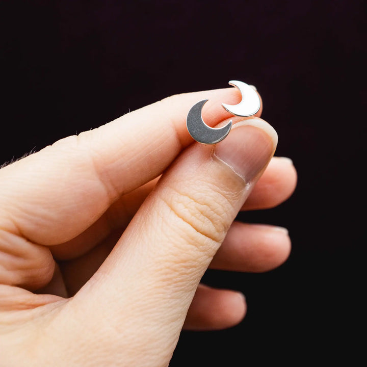 Mond Ohrstecker aus Silber 925. Die kleinen Ohrstecker aus Silber sind minimalistische, matte, handmade Halbmond Ohrringe aus Sterling Silber für Damen.