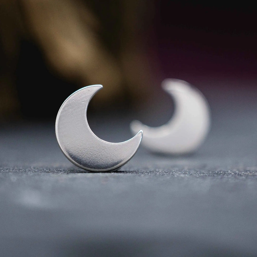 Mond Ohrstecker aus Silber 925. Die kleinen Ohrstecker aus Silber sind minimalistische, handmade Halbmond Ohrringe aus Sterling Silber für Damen.