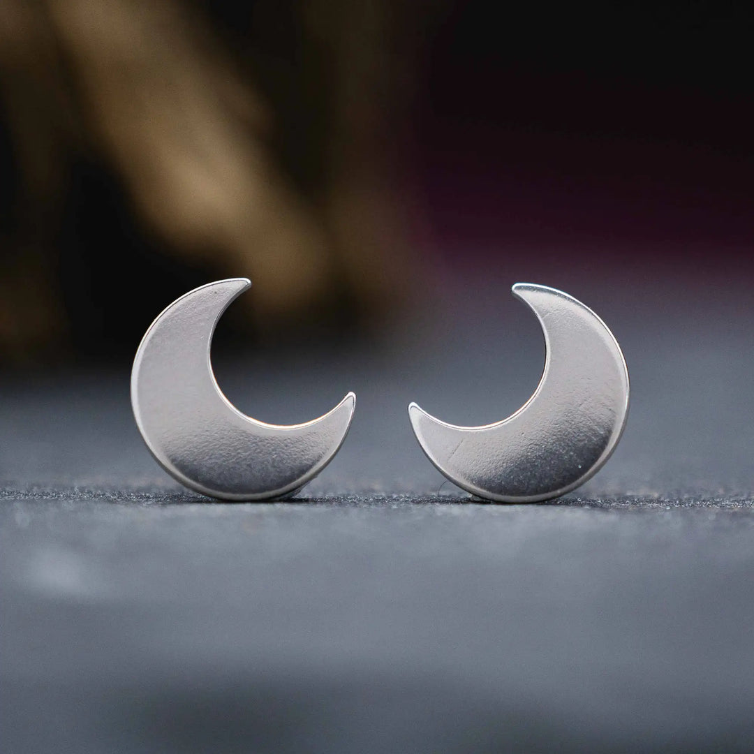 Mond Ohrstecker aus Silber 925. Die kleinen Ohrstecker aus Silber sind minimalistische, handmade Halbmond Ohrringe aus Sterling Silber für Damen.