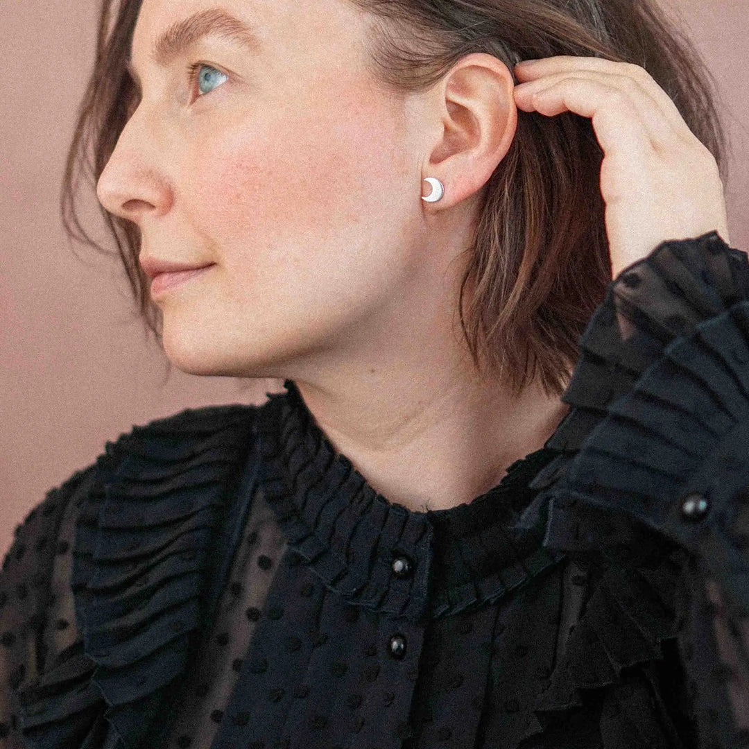 Mond Ohrstecker aus Silber 925. Die kleinen Ohrstecker aus Silber sind minimalistische, matte, handmade Halbmond Ohrringe aus Sterling Silber für Damen.