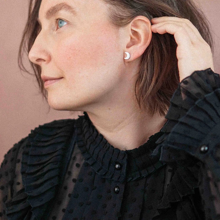 Mond Ohrstecker aus Silber 925. Die kleinen Ohrstecker aus Silber sind minimalistische, matte, handmade Halbmond Ohrringe aus Sterling Silber für Damen.