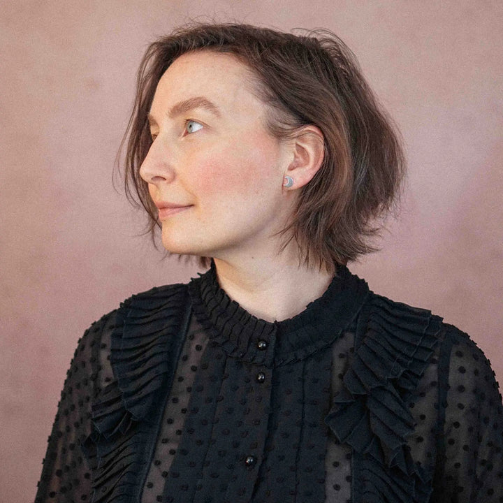 Mond Ohrstecker aus Silber 925. Die kleinen Ohrstecker aus Silber sind minimalistische, matte, handmade Halbmond Ohrringe aus Sterling Silber für Damen.