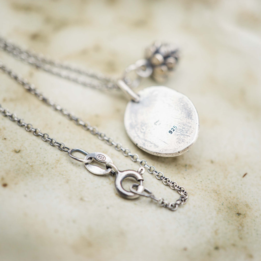 Herbstschmuck bestehend aus einer zarten Silberkette mit kleinem Tannenzapfen Anhänger und rotem Karneol, eingefasst in Sterling Silber 925.