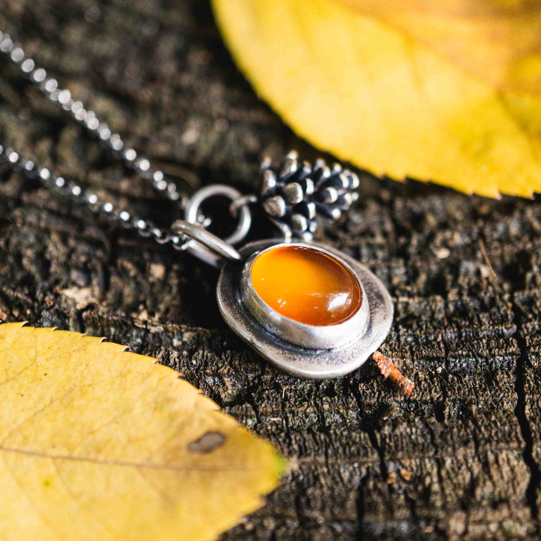 Zarte Silberkette mit kleinem Tannenzapfen Anhänger und rotem Karneol, eingefasst in Sterling Silber 925. Perfekter handgefertigter Silberschmuck für die goldene Jahreszeit.