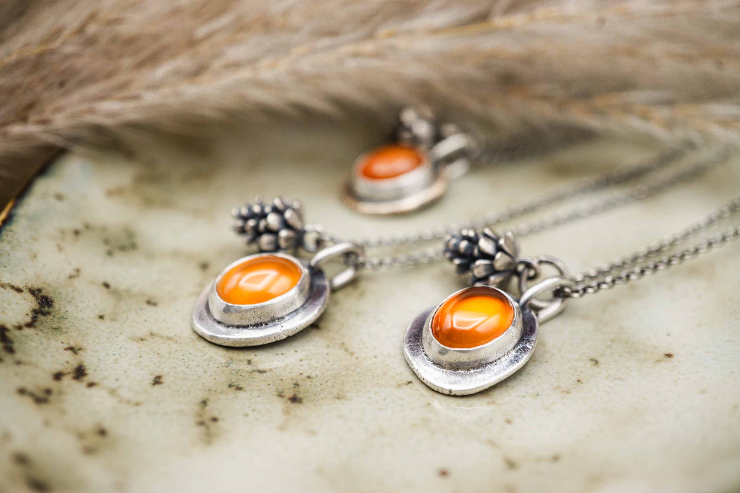 Zarte Silberkette mit kleinem Tannenzapfen Anhänger und rotem Karneol, eingefasst in Sterling Silber 925. Perfekter handgefertigter Silberschmuck für die goldene Jahreszeit.
