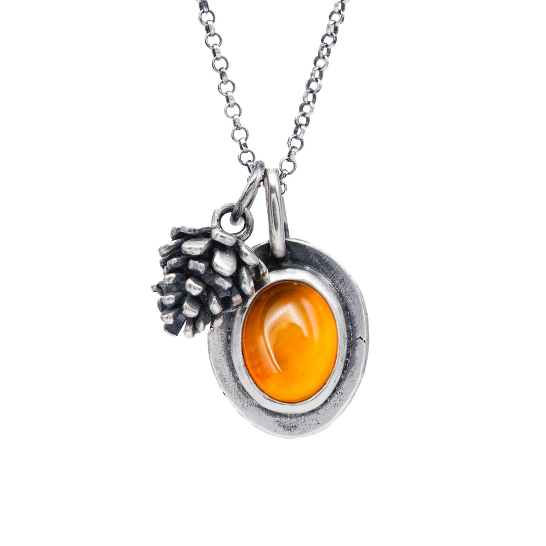 Herbstschmuck bestehend aus einer zarten Silberkette mit kleinem Tannenzapfen Anhänger und rotem Karneol, eingefasst in Sterling Silber 925.