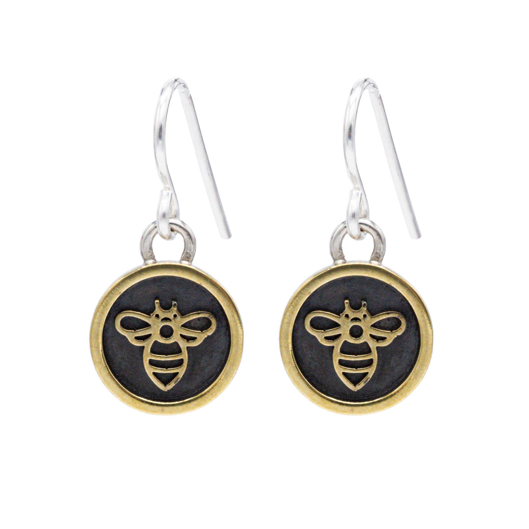 Kleine runde Ohrringe mit Haken aus Silber und goldener Biene. Die Ohrringe sind patiniert und aus Echt Silber 925 mit einem goldenen Rahmen aus Messing. 