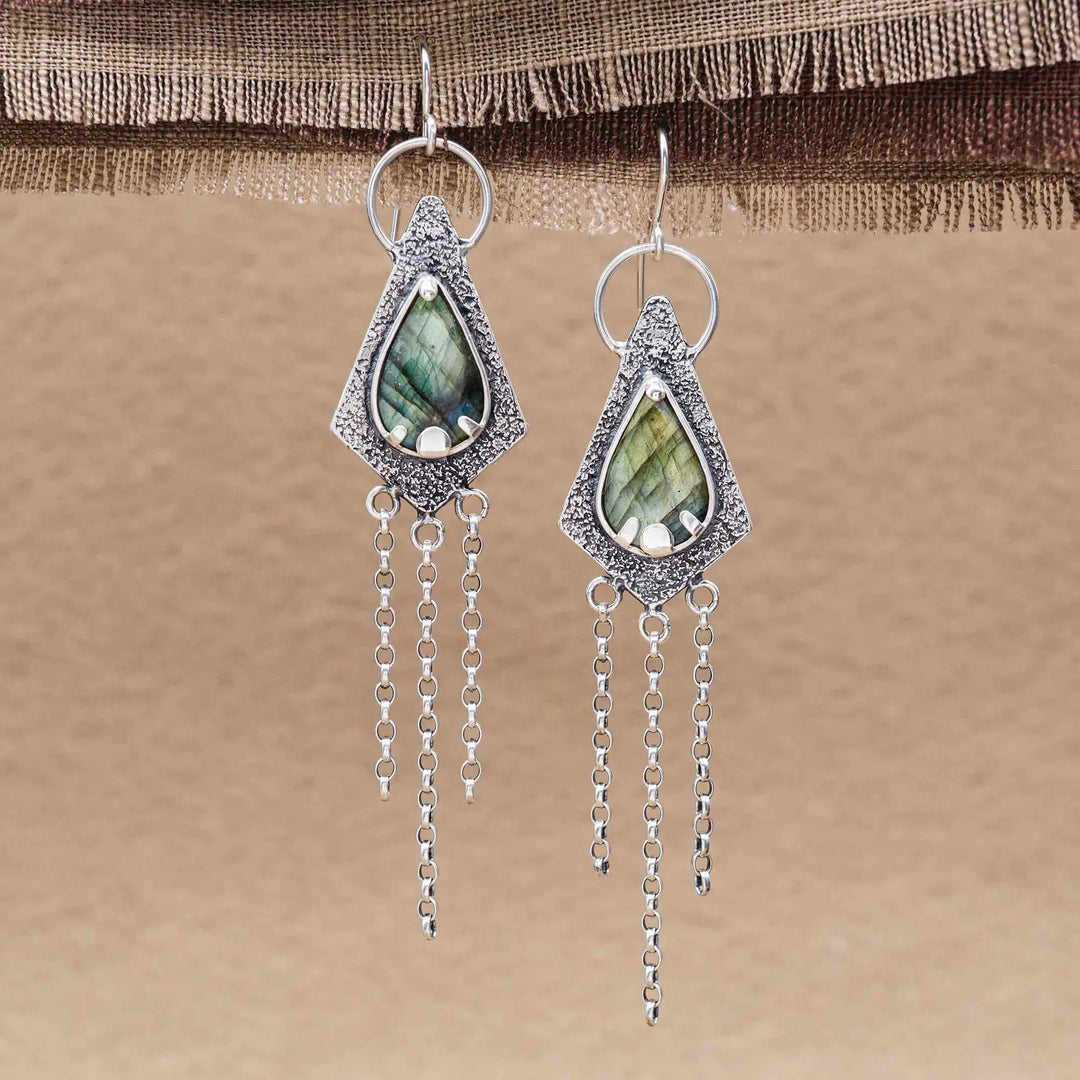 Lange Ohrringe aus Silber 925 mit einem blauen Labradorit Tropfen und Ketten Fransen aus Silber.