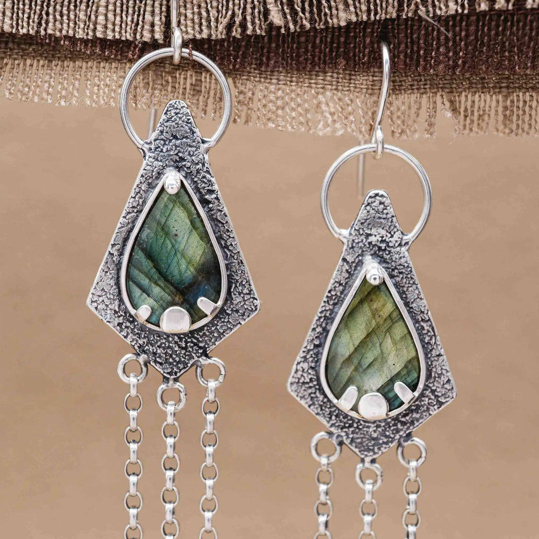 Lange Ohrringe aus Silber 925 mit einem blauen Labradorit Tropfen und Ketten Fransen aus Silber.