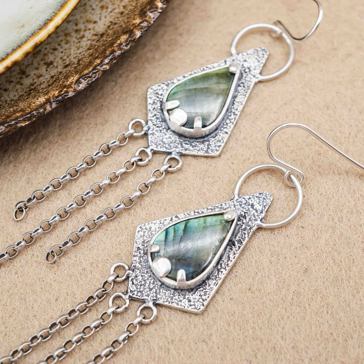 Lange Ohrringe aus Silber 925 mit einem blauen Labradorit Tropfen und Ketten Fransen aus Silber.