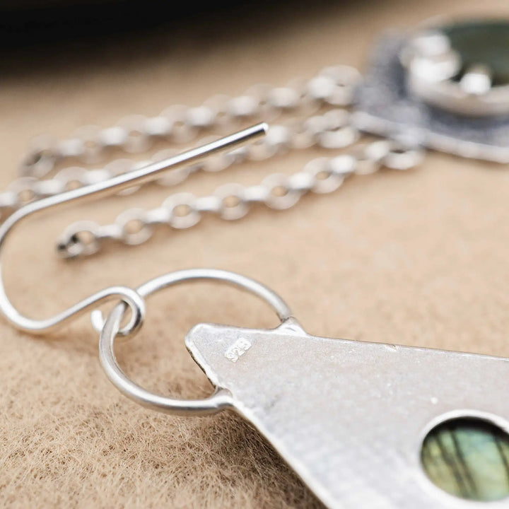 Lange Ohrringe aus Silber 925 mit einem blauen Labradorit Tropfen und Ketten Fransen aus Silber.