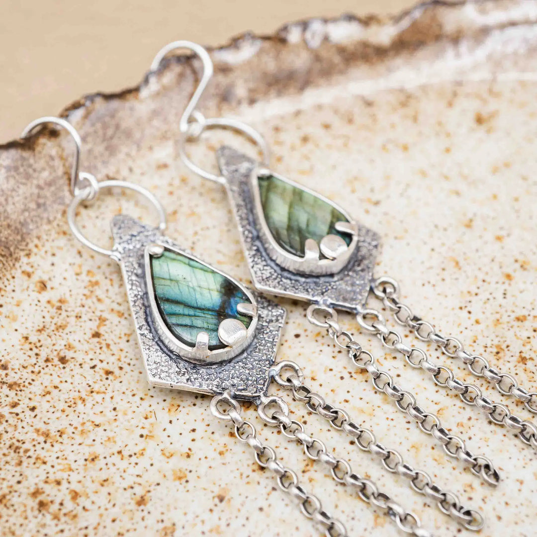 Lange Ohrringe aus Silber 925 mit einem blauen Labradorit Tropfen und Ketten Fransen aus Silber.