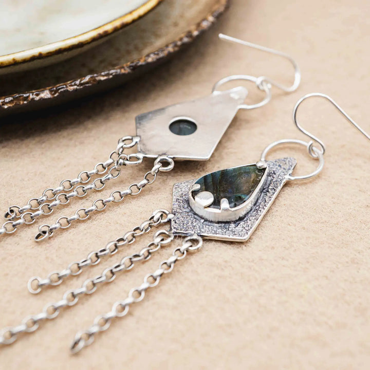 Lange Ohrringe aus Silber 925 mit einem blauen Labradorit Tropfen und Ketten Fransen aus Silber.