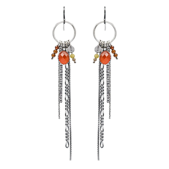 Lange Ohrringe aus Silber mit Quasten und Fransen aus Ketten. Die Ohrhänger tragen mehrere Edelstein Charms, unter anderem einen roten, facettierten Karneol.
