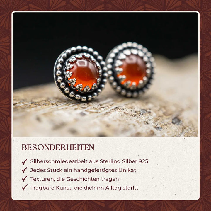 Handgefertigte Karneol Ohrstecker aus Sterling Silber 925 mit rundem Edelstein. Der leuchtend rote Karneol sitzt in einer patinierten Krone aus Silberspitze. Die kleinen Ohrstecker aus Silber sind minimalistischer Edelstein Schmuck, perfekt für Alltag und als Schmuck Geschenkidee für Frauen.