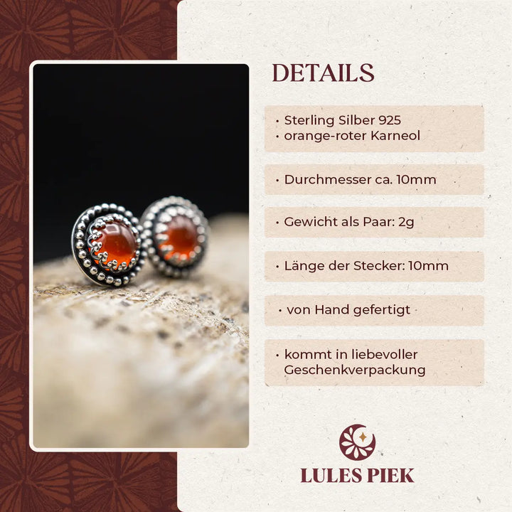 Handgefertigte Karneol Ohrstecker aus Sterling Silber 925 mit rundem Edelstein. Der leuchtend rote Karneol sitzt in einer patinierten Krone aus Silberspitze. Die kleinen Ohrstecker aus Silber sind minimalistischer Edelstein Schmuck, perfekt für Alltag und als Schmuck Geschenkidee für Frauen.