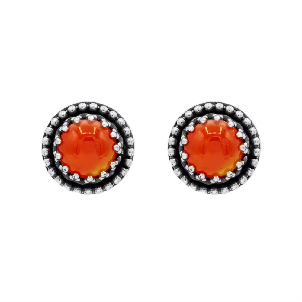 Handgefertigte Karneol Ohrstecker aus Sterling Silber 925 mit rundem Edelstein. Der leuchtend rote Karneol sitzt in einer patinierten Krone aus Silberspitze. Die kleinen Ohrstecker aus Silber sind minimalistischer Edelstein Schmuck, perfekt für Alltag und als Schmuck Geschenkidee für Frauen.