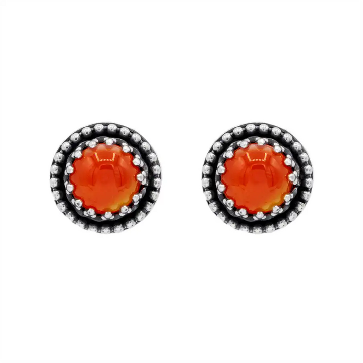 Handgefertigte Karneol Ohrstecker aus Sterling Silber 925 mit rundem Edelstein. Der leuchtend rote Karneol sitzt in einer patinierten Krone aus Silberspitze. Die kleinen Ohrstecker aus Silber sind minimalistischer Edelstein Schmuck, perfekt für Alltag und als Schmuck Geschenkidee für Frauen.