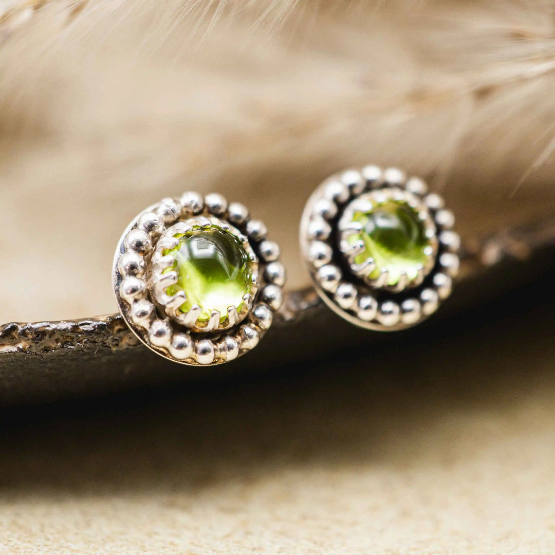 Runde Peridot Ohrstecker Silber 925 mit oxidierten Details und grünen Edelsteinen