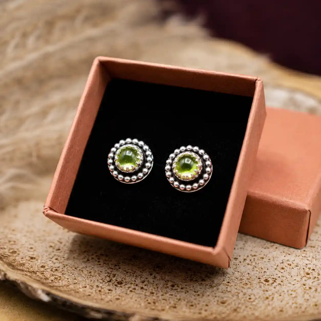 Handgefertigte Peridot Ohrstecker aus Sterling Silber 925 in einer Schmuck Geschenkbox