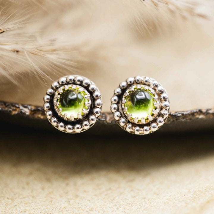 Handgemachte kleine grüne Ohrstecker mit Peridot und silberner Krönchenfassung