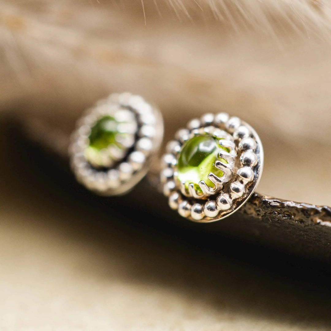 Ohrstecker mit Stein aus Silber 925 und leuchtend grünem Peridot im Detail