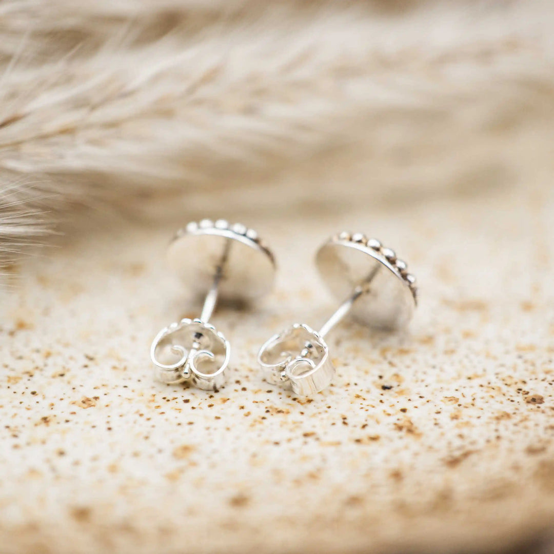 Rückseite der kleinen Ohrstecker mit Stecker aus Silber 925 und Peridot Stein