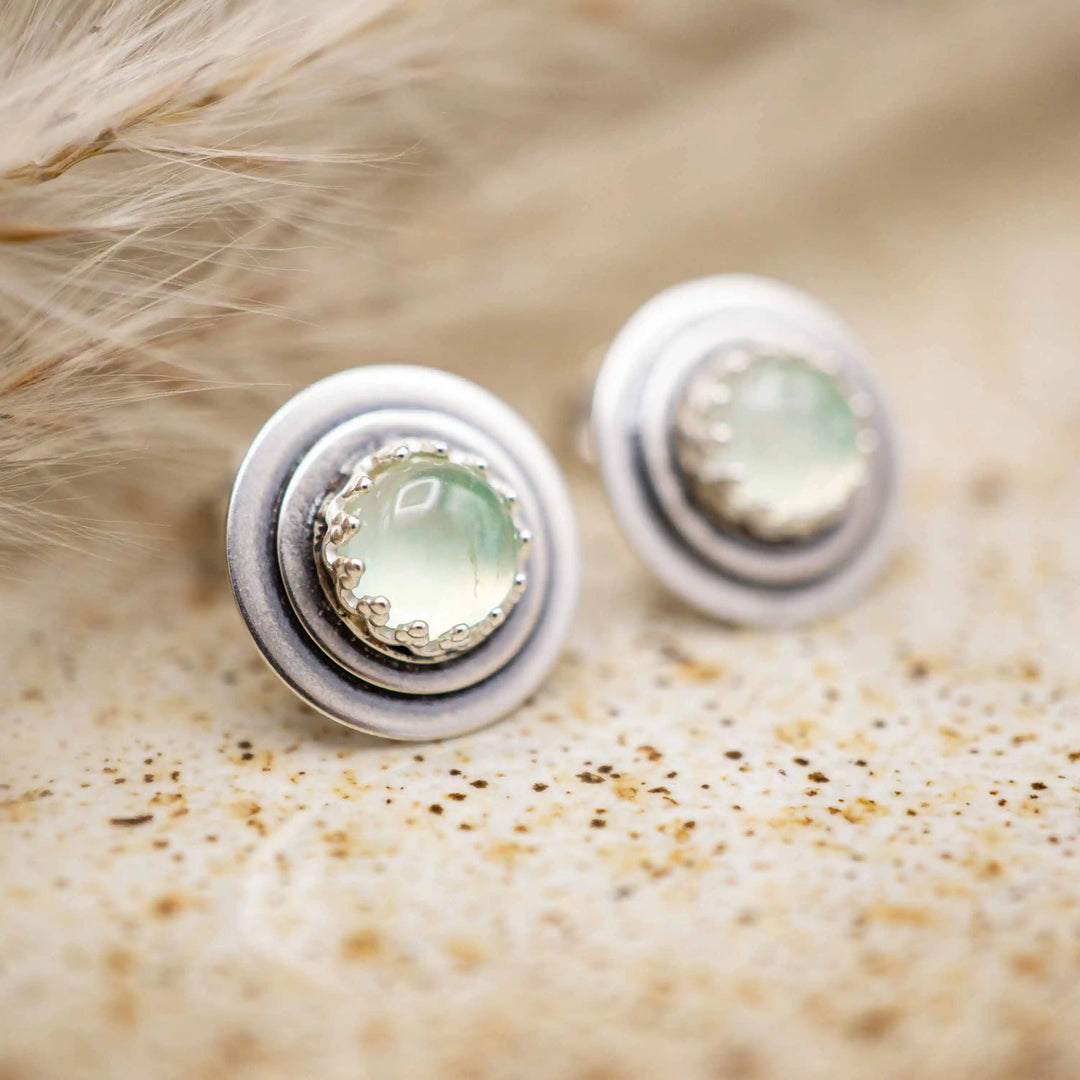Kleine grüne Edelstein Ohrstecker aus Silber 925 mit natürlichem Prehnit im Detail