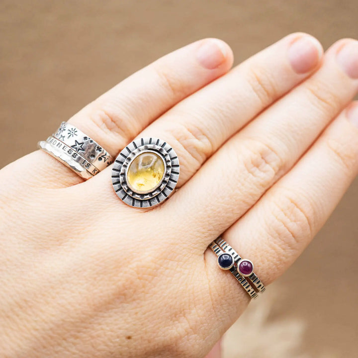 Schmaler Ring mit personalisierter Gravur aus Sterling Silber 925. In den dünnen Silberring sind Buchstaben und Texturen gehämmert nach individuellem Wunsch der Kundin. Auf einem Ring ist der Text “Open to Miracles” zu lesen, auf einem anderen ist der Spruch “A little bit of Madness is Key” eingraviert. Den dritten silbernen Ring zieren die Worte “Mädel, machs für dich”.