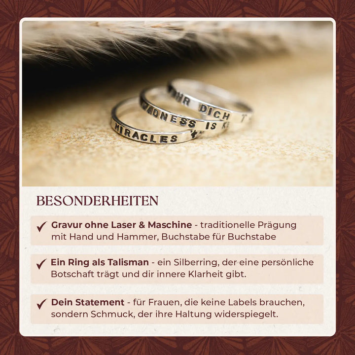 Personalisierte Ringe aus 925 Silber mit Gravur, schmale Silberringe in Nahaufnahme