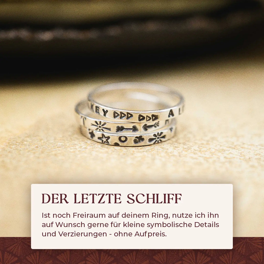 Personalisierte Ringe aus 925 Silber mit Gravur, schmale Silberringe in Nahaufnahme