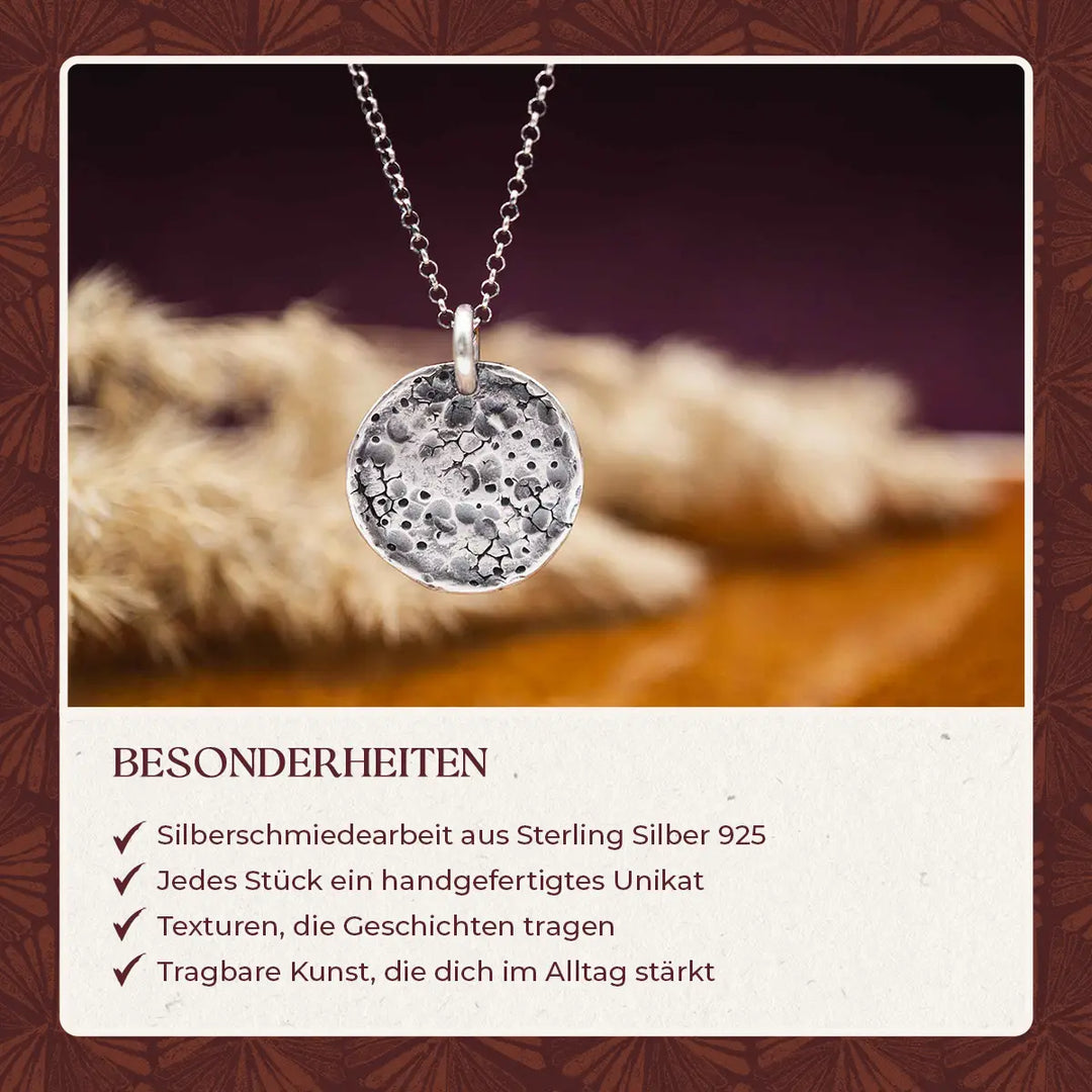 Eine organische Kette mit Mond Anhänger aus Sterling Silber 925. Der rustikale Anhänger dient als Erinnerung daran, dass Schönheit nicht perfekt sein muss und Perfektion oft im Weg der eigenen Ziele steht. Der Mond ist ein runder Vollmond und mit einer organischen Mond-Textur mit Kratern und Dellen übersät. Diese Silberkette mit Mond ist ein besonderes Geschenk für einen Menschen, der sich Perfektionismus abgewöhnen möchte.