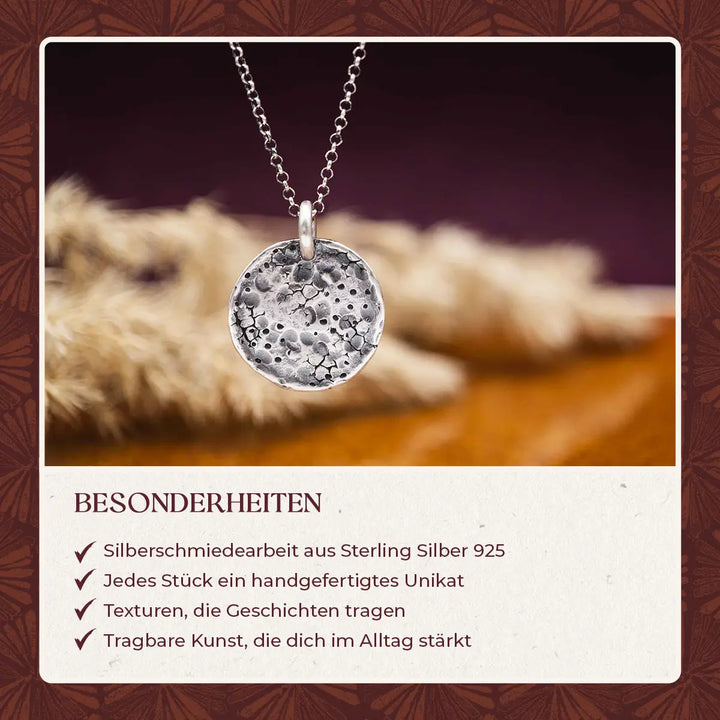Eine organische Kette mit Mond Anhänger aus Sterling Silber 925. Der rustikale Anhänger dient als Erinnerung daran, dass Schönheit nicht perfekt sein muss und Perfektion oft im Weg der eigenen Ziele steht. Der Mond ist ein runder Vollmond und mit einer organischen Mond-Textur mit Kratern und Dellen übersät. Diese Silberkette mit Mond ist ein besonderes Geschenk für einen Menschen, der sich Perfektionismus abgewöhnen möchte.