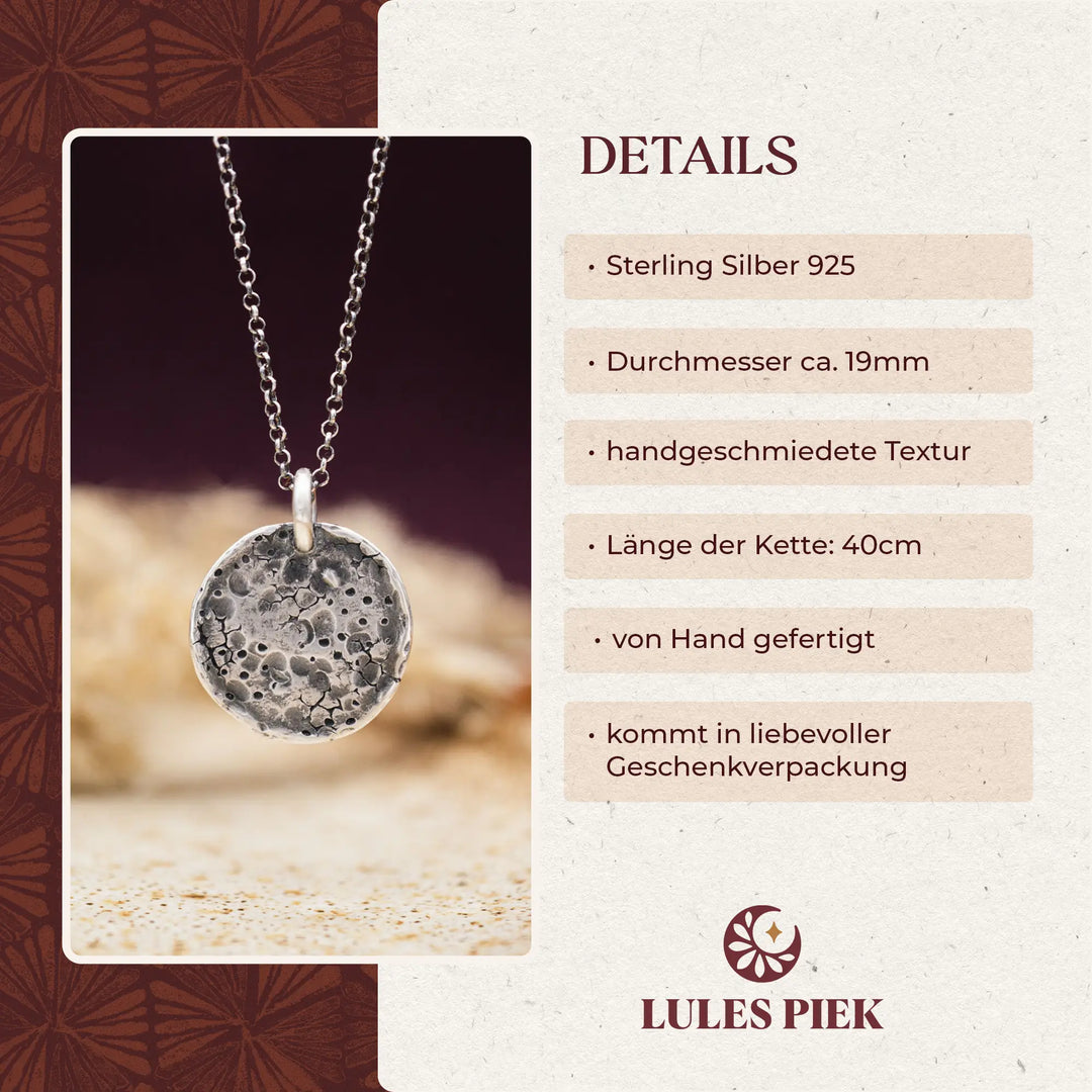 Eine organische Kette mit Mond Anhänger aus Sterling Silber 925. Der rustikale Anhänger dient als Erinnerung daran, dass Schönheit nicht perfekt sein muss und Perfektion oft im Weg der eigenen Ziele steht. Der Mond ist ein runder Vollmond und mit einer organischen Mond-Textur mit Kratern und Dellen übersät. Diese Silberkette mit Mond ist ein besonderes Geschenk für einen Menschen, der sich Perfektionismus abgewöhnen möchte.
